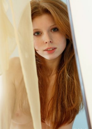 Молодая натуральная рыжеволосая Хелена принимает отличные позы, будучи полностью обнаженной