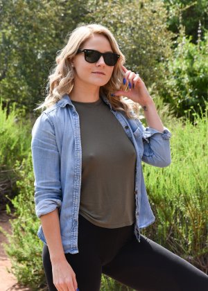 Стройная молоденькая Зая натягивает штаны для йоги на свою красивую задницу во время стирки