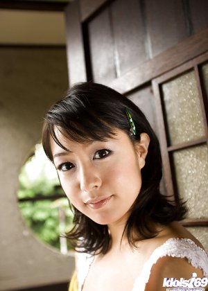 Сладкая азиатская молоденькая красотка Нана Нанами раскрывает свои соблазнительные изгибы