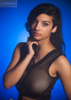 Индийские модели женского пола не обнаженные в прозрачном топе и шортах