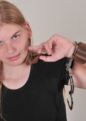 Любительская модель Лиза Л носит огромные наручные часы с манжетами в наручниках