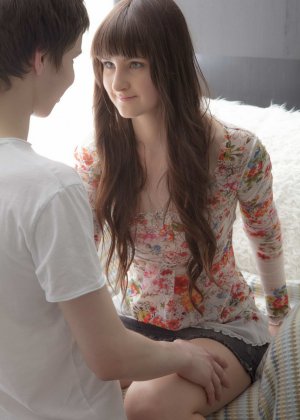 Невинно выглядящая молоденькая Мирабелла скачет на члене своего парня в носках