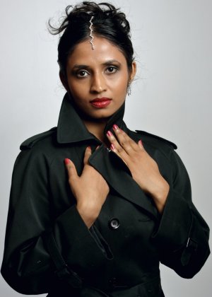 Индианка Кейра обнажает свои большие натуральные сиськи в бикини