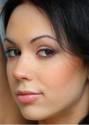 Соблазнительная брюнетка Джоанна демонстрирует свою задницу, за которую можно умереть, пока она голая моделирует