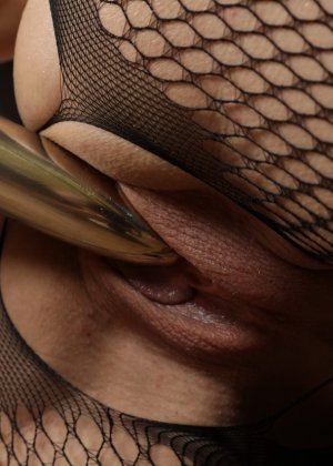 Платиновая блондинка Опра писает на зеркало во время мастурбации в чулках