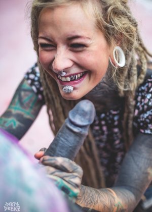 Любительская модель Кейли Кейд расстегивает халат, чтобы показать свое обнаженное тело