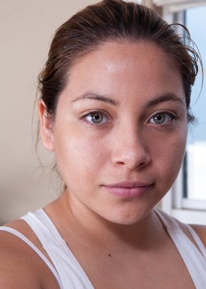 Толстая любительница Дейзи Леон раздвигает свою натуральную киску после пробежки