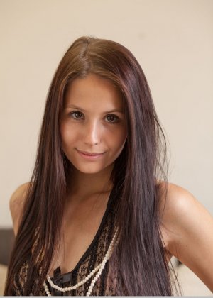 Горячая худенькая Ванесса Энджел показывает свою маленькую грудь и сексуальную киску крупным планом