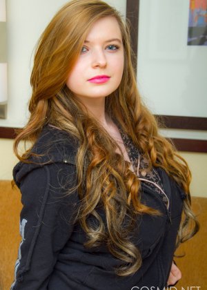 Межрасовые лесбиянки Гого Фукме Юми Син занимаются сексом на строительных лесах на работе