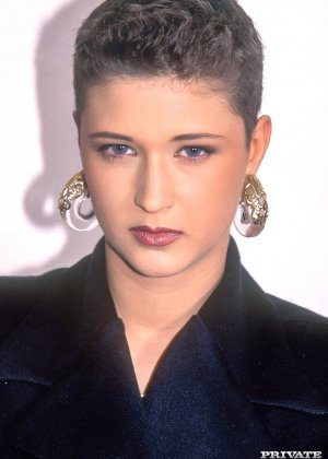 Блондинка-модель игриво снимает юбку и нижнее белье