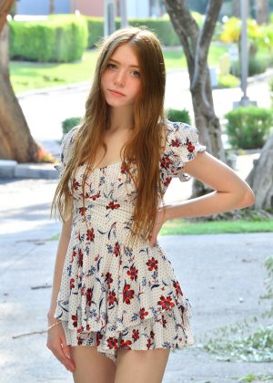 Британская любительница Хейли Мари Коппин обнажается в общественном парке