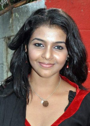 Индийские женщины моделируют в своей одежде, а также полностью обнаженными