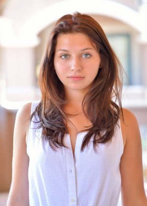 Милая брюнетка мелькает половыми губками юбки перед прогулкой голой шлюхи