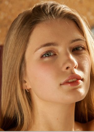 Гламурная блондинка с маленькими сиськами раздвигает бритую киску подростка