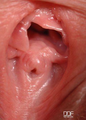 Длинноногая милфа Ева Энджел обнажает свою розовую киску экстремальными крупными планами