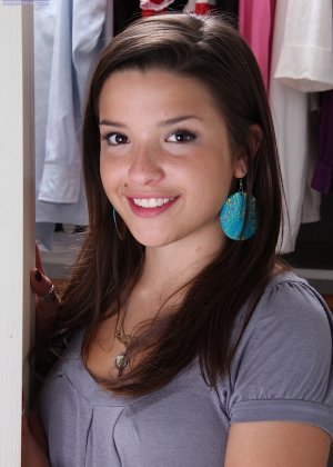 Милая любительница-подросток раздевается и раздвигает ноги в раздевалке