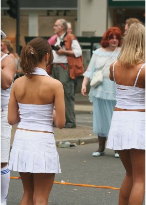 Красивая европейская порнозвезда Афина дрочит член босиком на открытом воздухе