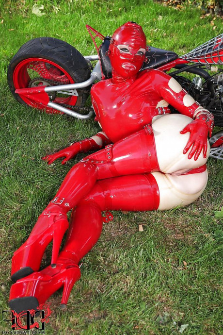 Латексный бондаж картинка 9