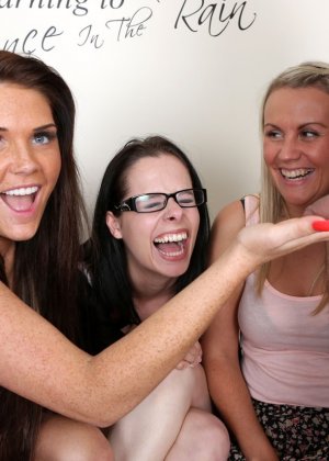 Одетые женщины соревнуются, чтобы увидеть, кто из них лучше сосет твердые члены