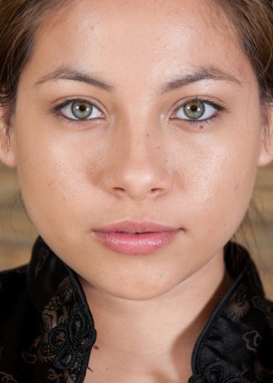 Толстая девушка-подросток Дейзи Леон снимает свой шланг, чтобы показать свой бобер