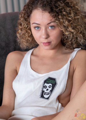 Миниатюрная девушка с вьющимися волосами и сексуальной попкой принимает участие в трахе от первого лица