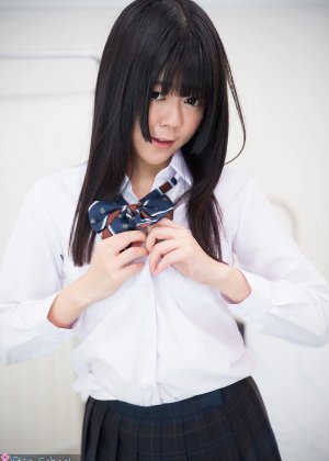 Возбужденная азиатская школьница избавляется от своей юбки и выставляет напоказ свою задницу и киску