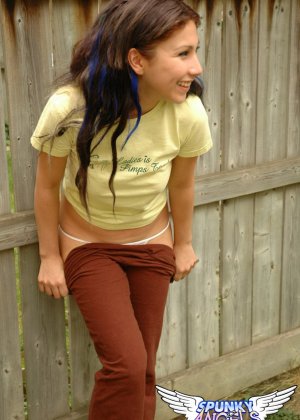 Подросток-новичок натягивает свои белые стринги на задницу на заднем дворе