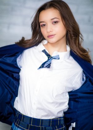 Крошечный подросток Алекс Де Ла Флор снимает школьную форму, чтобы позировать обнаженной в галстуке и носках