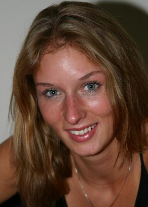 Стройная блондинка обнажает задорные сиськи, прежде чем снять кружевное нижнее белье