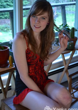 Кавказская девушка Надя Г раздвигает свою узкую щель после снятия нижнего белья