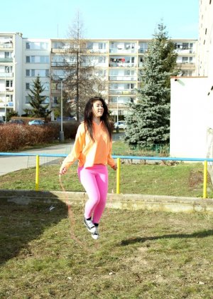 Пухленькая красотка Келли Дивайн возбуждена своим тренером и хочет трахнуться с ним