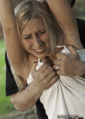 Белая девушка Мэтти Бордерс терпит унижения в подземелье